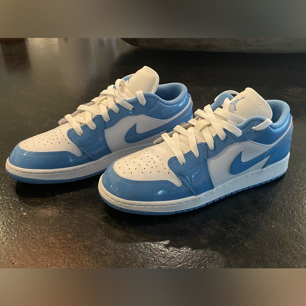 Only Worn Once Air Jordan 1 Low SE GS Size 7Y In White And Legend Carolina Blue